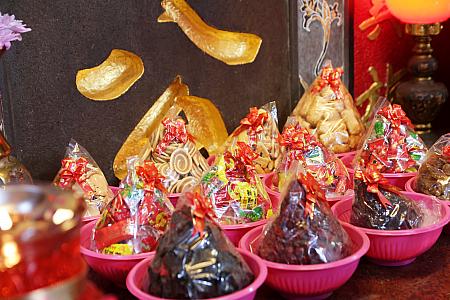 お供え物を準備して、好兄弟を迎えます。