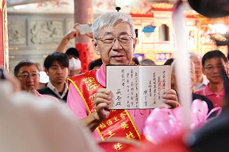毎年旧暦7月1日の午後に開催される「開龕門」の儀式は「老大公廟」で開催されます。<br>「開龕門」は、錦盒(儀式の記録用の箱)を開け、日付や主祭者の名前を記入し、龕門の鍵を開き……