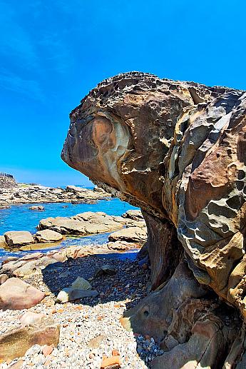 【台湾観光】基隆の人気海岸スポット「外木山海岸」に自然が作り出した「海亀岩」が今SNSで話題になっています！ 外木山海岸 外木山 海亀岩 海龜岩 海興游泳池 海水プール 鬼月 タブー 台湾観光SNSスポット