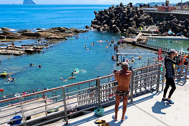 老いも若きもみんなこぞって楽しそうに水遊び！いや、鬼月って海に近づかない方がいいと聞いているんですが……。近くにいた台湾人に聞いてみたところ、最近は鬼月のタブーを気にする人って減ってきているし、北部の人はあんまり気にしないかもね！とのことでした。ナビは個人的にこの暑さ、水に入ってないとやってられないのではないかと思います。