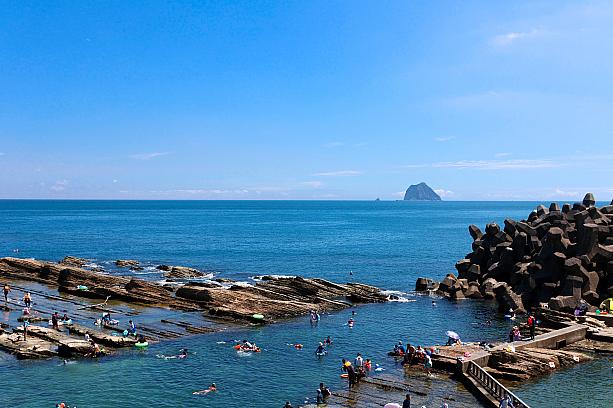 とにかく、みんな思い思いに海水プールを楽しんでいます！