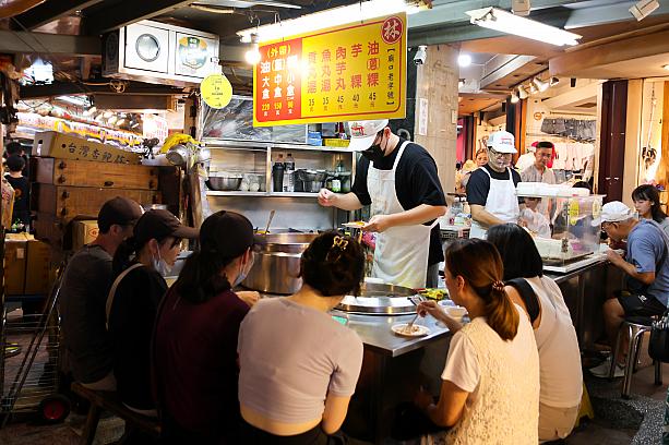 これでエンジンがかかってきた食いしん坊軍団。基隆廟口夜市に来たらね、絶対「油蔥粿」を食べないとだめなのよ！とお気に入りの屋台へ連れて行ってくれました！それが「林記油蔥粿」です。