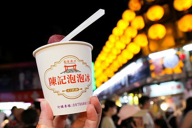 やっぱりさ、基隆廟口夜市に来たら「泡泡冰」じゃない？ということで、「陳記泡泡冰」を！泡泡冰とは削った氷に果物やピーナッツなどの素材を加え、空気を含ませながら手早く混ぜることで、ふわっとした口当たりになるもの。