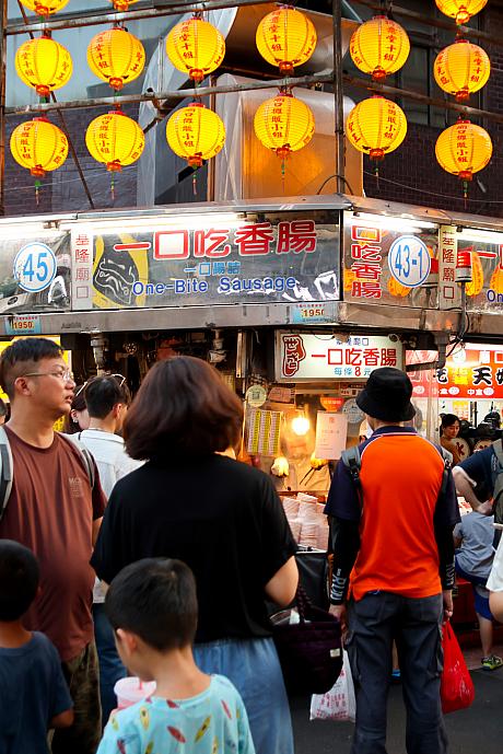 基隆廟口夜市の人気屋台のひとつ「一口吃香腸」は台湾人ナビスタッフが大好きな小吃。お土産に買って帰ろうかなと思いましたが、行列が夜市を抜けて遥か向こうまで先が見えなかったので断念。