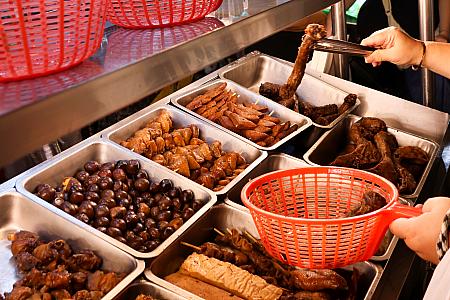 ナビのお腹のリミッターは振り切ってしまったので、あとは帰るだけ～と思ったんですが、食に対する真剣さが素晴らしい台湾人、東山鴨頭を選び出します。恐るべし、食欲！