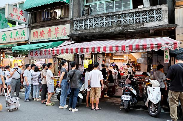 お店は「愛四路」沿いにあって、あまり人通りもない感じ。向かいには基隆ならではのカレー味焼きそばの名店「阿華炒麵」があるので、目印にすると探しやすいと思います！