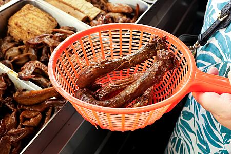 ナビのお腹のリミッターは振り切ってしまったので、あとは帰るだけ～と思ったんですが、食に対する真剣さが素晴らしい台湾人、東山鴨頭を選び出します。恐るべし、食欲！