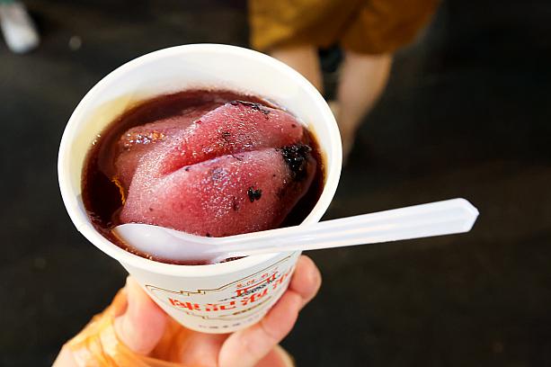 台湾人チョイスはピーナッツと花豆をミックスした「花生花豆泡泡冰」。ナビは爽やかなものが食べたかったので「桑葚(マルベリー)」味を選びました！でも、写真を撮っていただけなのに、すごいスピードで溶けてゆく～！もう冷たいジュースを飲んでいるかのようになってきました。