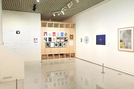 まずは、現代的建物の本館をチェック。1階は美術館受付で、お手洗いや荷物を預けるロッカーもあります。写真は1階の受付の奥にあるギャラリー。落ち着いた雰囲気で作品を鑑賞できます。