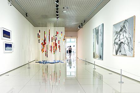 3階のギャラリー入口は、ちょっと狭暗い感がありますが、重厚感ある作品が展示されていて、作品が持つ雰囲気を壊さないよう配慮している感じです。