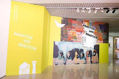 まずは、現代的建物の本館をチェック。1階は美術館受付で、お手洗いや荷物を預けるロッカーもあります。写真は1階の受付の奥にあるギャラリー。落ち着いた雰囲気で作品を鑑賞できます。