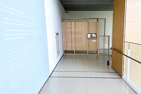 3階のギャラリー入口は、ちょっと狭暗い感がありますが、重厚感ある作品が展示されていて、作品が持つ雰囲気を壊さないよう配慮している感じです。