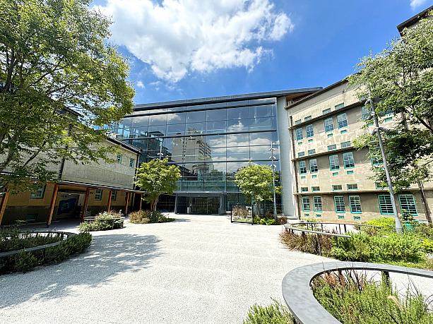 最近、台湾に住む日本人にじわじわと人気が出てきている「嘉義」。おいしい物がたくさんあるし、素敵なカフェも多い。さらに素敵な建物も多くて、ナビも大注目しています。そんな「嘉義」で話題なのが「嘉義市立美術館」です。現代的な建物の両側に、1934年に建てられた専売局の建物を利用する形で、2020年に開館。オープンまもなくの頃は大人気で入るのも大変でしたが、現在はゆったりと見ることができます