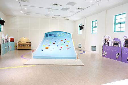 1階は「J-BIIRU 嘉啤酒餐酒館」というバーと「兒童藝術教育館」という、身長130cm以下の子供とその保護者を対象にした施設。子供も楽しめるように工夫されています！