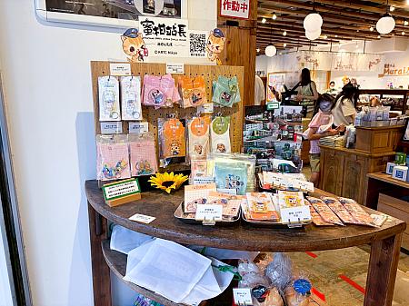 今回の『修行』に合わせて、江ノ電沿線ではみかん駅長の限定グッズが登場しています！鎌倉駅、江ノ島駅、藤沢駅の売店では、旅のおともにぴったりなアイテムがずらりと並びます。