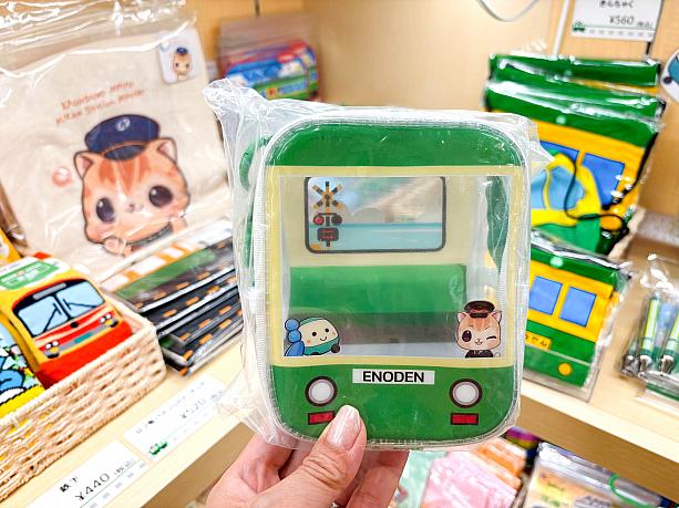 ぬいぐるみ(15cm/2,860円)は抱きしめたくなるサイズ感。蜜柑駅長が江ノ電の制服を着ています。そしてぬいぐるみ(10cm/1,650円)バッグにちょこんと入るミニサイズです。