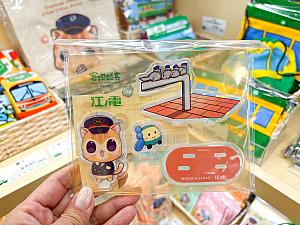 アクリルスタンド(3種)各1,100円。江の島駅、鎌倉高校前駅、長谷寺のアクスタ。机に飾って旅気分に浸ってみたい。