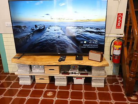 入口を入ったところにある大型テレビ。すぐ下の棚には、懐かしのファミコンがあります、まだまだ現役で、80年代に流行したゲームがプレーできますよ！