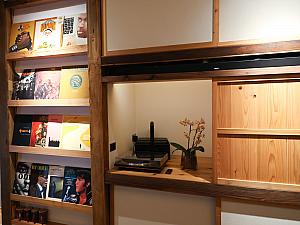 室内にはテレビはなし！音楽と読書でゆったりと過ごしてほしいという思いが込められているのだとか