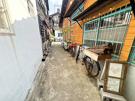 門をくぐると、右側に懐かしい雰囲気が漂う建物が。奥まで行くと、小さいですが中庭があります