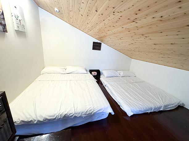 2階の寝室は、屋根裏部屋に行くような感覚が味わえます