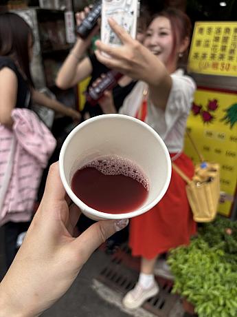 今でも薬草を煎じて飲む人もいますが、ドリンクスタンドでハーブ茶を手軽に味わうこともできます。ナビは、美容によいという「洛神花茶」を試飲。酸味があるけれど、飲みやすくておすすめです♪