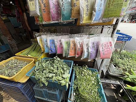 医療が発達する以前は、病に侵されるとまず龍山寺でお参りをし、そこで渡される赤いおみくじを持って青草巷へ立ち寄り、薬草を処方してもらっていたそう