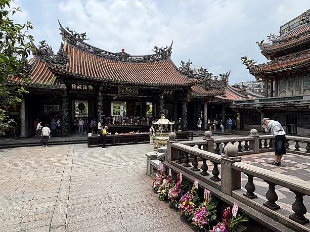台北には様々な廟がありますが、旅行で訪れる際に最も人気があるのは「龍山寺」ではないでしょうか？なんたって「龍山寺」は神様のデパート状態ですからね～！