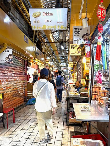 古跡のため、火を使った調理は禁止されておりメニューは少なめ。代わりに、お隣の「東三水街市場」で食べ物を調達して持ち込むことが可能なのが楽しいんですよね！