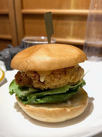 ナビは、チキン南蛮のハンバーガー「塔塔蛋沙拉炸雞腿漢堡」130元と、コーヒートニック「咖啡通寧」180元をチョイス。どちらもナビ好みで、あっという間にペロリでした。