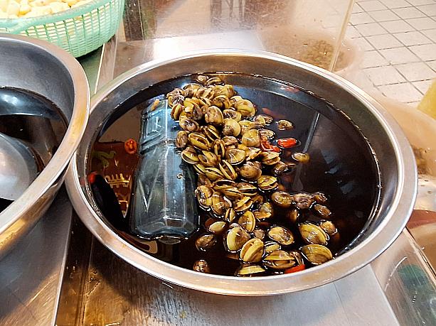 しじみの醤油漬けや鹽酥雞(台湾風唐揚げ)、水餃子など、お酒のアテにぴったりなお店が多いです！お店の人も慣れたものなので、中国語を話せなくてもコミュニケーションが取れます。こういう時間、楽しすぎます～！