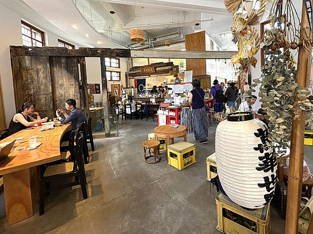 その奥にはお昼からお酒や軽食を楽しめる居酒屋「萬華世界下午酒場」が！台北ナビでも紹介済みなので、もう知っていますよね？