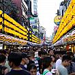 最後の3つ目は、日本人観光客にもおなじみの「基隆廟口夜市」です。黄色い提灯が灯る夜市では、ココだけでしか得られない『おいしい』と『楽しい』が体験できますよね！