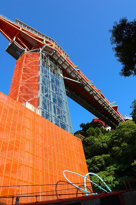 一つ目が2023年12月に誕生した新しい基隆のランドマーク「基隆塔」！基隆港の大型クレーンを模しているユニークなデザインをしている19階相当の高さのタワーです。