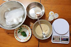 この日はナビはまず「野生艾草粄(ヨモギ餅)」の手作り体験をしてみました！あらかじめ材料が準備されているので、まずは必要な分量を量っていきます。
