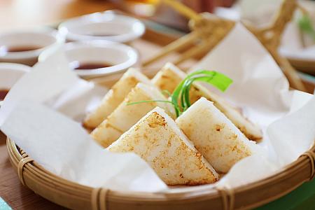 <b>綜合套餐</b><br>粄食6枚＋ハーブティー＋甜點粄食2枚がセットになっています。粄食は原味、花生、芋頭が各2枚。どれも優しい味で、ペロリと食べられちゃいました！