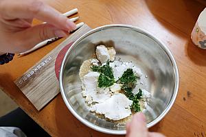 計量済みの材料を手で混ぜてカップに流し込めば完成！めちゃくちゃ簡単です。蒸しあがったものを食べてみると、ほのかにヨモギの香りが漂い美味～！