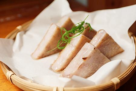 <b>綜合套餐</b><br>粄食6枚＋ハーブティー＋甜點粄食2枚がセットになっています。粄食は原味、花生、芋頭が各2枚。どれも優しい味で、ペロリと食べられちゃいました！