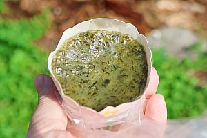 計量済みの材料を手で混ぜてカップに流し込めば完成！めちゃくちゃ簡単です。蒸しあがったものを食べてみると、ほのかにヨモギの香りが漂い美味～！