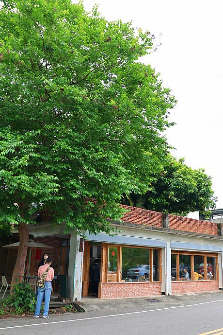 そして、ナビが気に入ったのは、九芎樹の木陰にひっそりと佇む木造の小屋だということ。なんでも、倉庫をオーナーの陳さん自らリフォームしたそうで、手作り感あふれる素朴な建物なのも気に入っています。