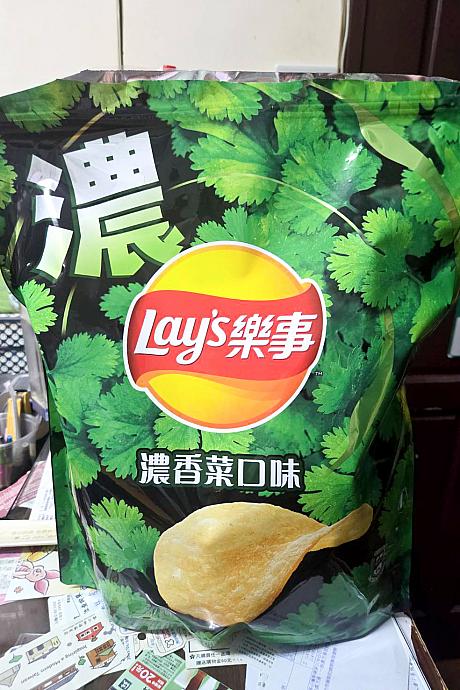 同じLay'sですが、ポテトチップスタイプの「Lay's樂事濃香菜口味」もあります。コストコ(好市多)のビッグサイズが大人気で、購入制限がかかっていたんです。