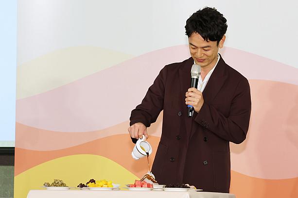 さて、妻夫木さんの「台湾への偏愛」のひとつ台湾スイーツ「台湾かき氷」を紹介。黒糖シロップをたっぷりかけて、新鮮なマンゴーやスイカ、タピオカ、緑豆などを氷の上に楽しそうにトッピングしていきます。