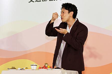 一口食べると「おいしい～」と大満足の笑顔を見せてくれ、続けて２口目も。本当に「台湾かき氷」がお好きなようです～。