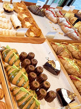 中へ入って、奥の棚に売られているのは、パン類。各クロワッサンがおいしそうに並んでいて、お腹がぐぅ～と鳴っちゃいました！