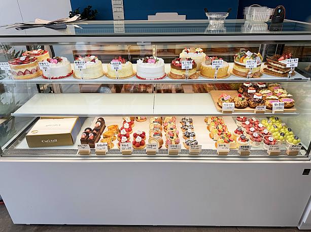入口入ってすぐのところに見られる冷蔵ショーケースには、スイーツまであるのです。あれもこれも本格的な見た目！あぁ……誘惑に負けそう！まさにダイエットの敵(涙)ではないですか！
