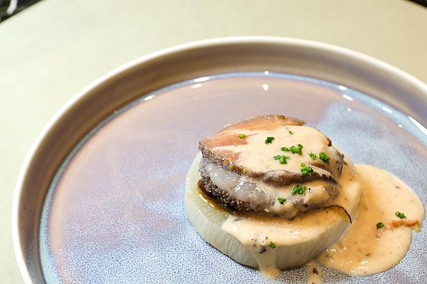 <b>南非活鮑魚佐蘑菇奶油白醬</b> Pan-Seared South African Abalone, Mushroom Cream & Truffle Sauce<br>南アフリカ産の香ばしく焼かれたアワビにあわせるのは、ハーブが香るマッシュルームクリーム＆トリュフソース。タイムとシナモンリーフ、そして最後にチャイブを散らして仕上げています。アワビのコリコリとした食感がたのしく、あっさりとしているのにトリュフの豊かな香りを感じられるのはハーブの力のおかげ！何気に下に敷かれている大根に味が浸み込んでおいしゅうございました♡