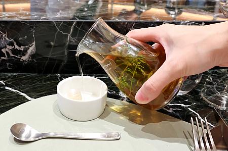 ちょっと脱線しますが、席に着くと圧縮お手拭きが！なんと当日採ったハーブで香り付けした特製のハーブ水をかけてくれるんですよ！ハーブのいい香りに包まれて、最高！ハーブへのこだわりはこんなところでも感じます