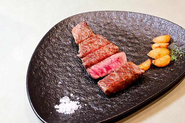 <b>日本A5和牛沙朗 迷迭香白蘭地佐馬爾頓海鹽</b> Japanese A5 Wagyu Sirloin / Iberico Pork Rib with Maldon Sea Salt<br>繊細なサシと口の中でとろける日本産のA5ランクの和牛のステーキです。