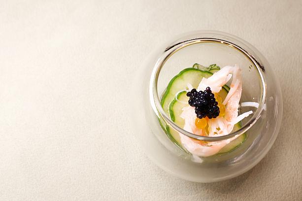 <b>主廚精選前菜</b>Chef’s Selected Appetizer<br>梅酢ときゅうりが爽やかな前菜。甘みのある松葉ガニとキャビアを添えて海の香りも同時に楽しめます。食欲を促してくれる見事な前菜でした！