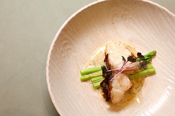 <b>屏東龍虎斑佐蒔蘿酸奶醬</b> Pingtung Giant Grouper with Dill Sour Cream Sauce<br>繊細で弾力のある身で人気の魚「龍虎斑」を香ばしく焼き上げた一品。ナビはフェンネルの香りが爽やかなソースが気に入りました。白身魚にはレモンや生クリームで作り上げた清涼感のあるソースが合いますよね！